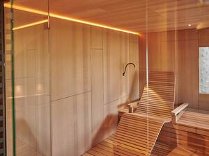 Die Ausstrahlung einer Sauna wird durch das gewählte Holz, seine Verlegeart und Beschaffenheit bestimmt. Hier sind Wände und Decke aus Zedern-Echtholzfurnier, die Liegeflächen sind aus massiver Zeder. Fitness-Partner AG.