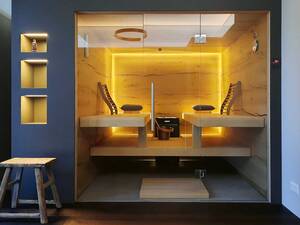 Hölzer mit Struktur entfalten mit dem entsprechenden Licht ihren einmaligen Charakter. Vor allem Thermohölzer wie Thermoespe oder Thermofichte finden immer mehr Anklang. Sauna World AG.