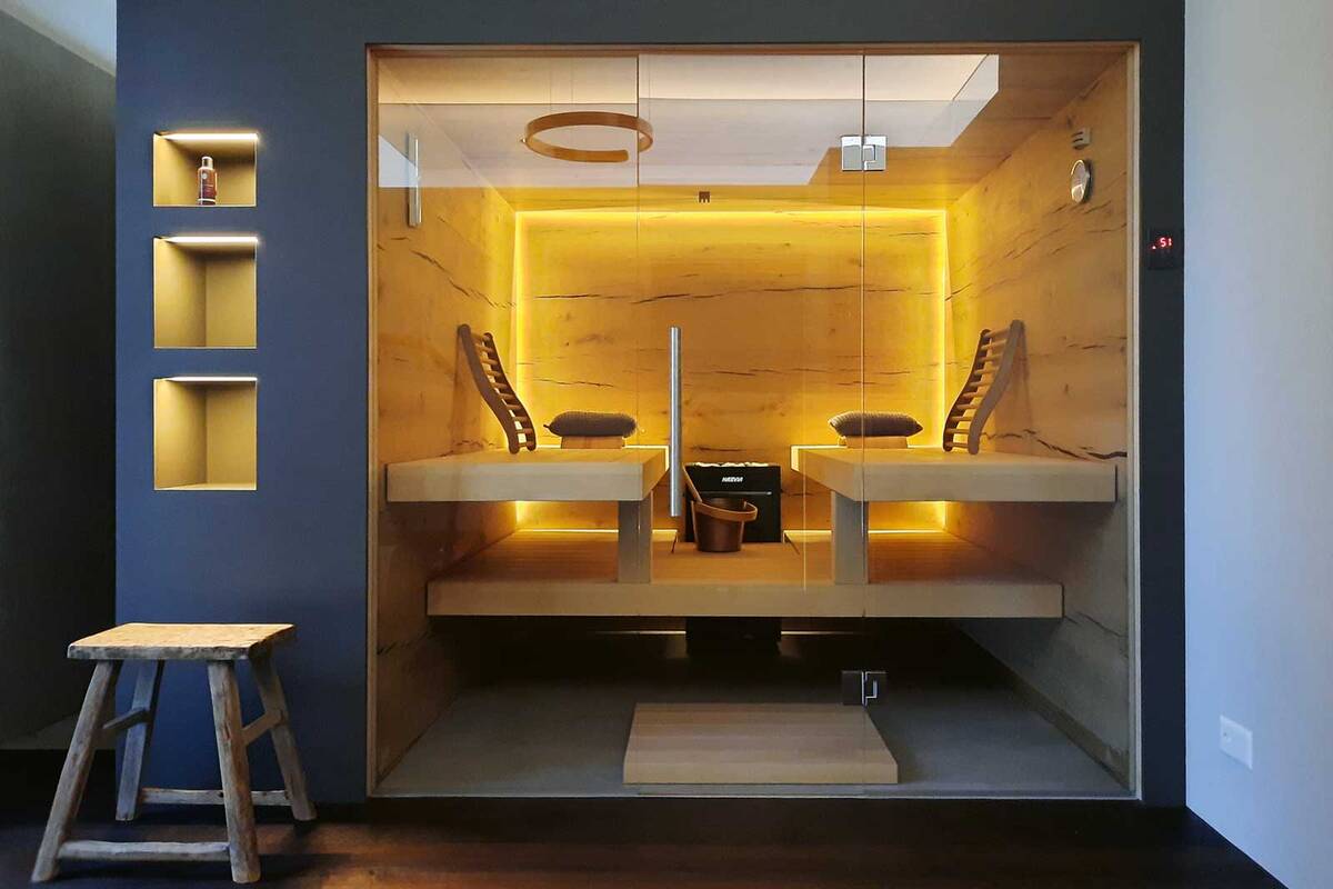 Hölzer mit Struktur entfalten mit dem entsprechenden Licht ihren einmaligen Charakter. Vor allem Thermohölzer wie Thermoespe oder Thermofichte finden immer mehr Anklang. Sauna World AG.