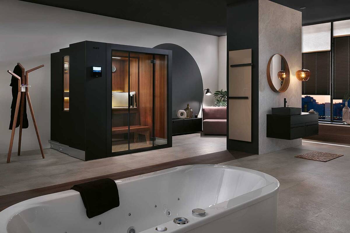 Die ausfahrbare Saunakabine «S1» kann sich dank ihres Zoom-Prinzips auf Knopfdruck ganz klein machen und ermöglicht Saunieren auch bei limitiertem Platz. Mit der weltweit ersten rahmenlosen Dünnscheiben-Isolierglasfront können jetzt auch Saunamodelle an eine normale 230V- Haushaltssteckdose angeschlossen werden. Klafs AG.