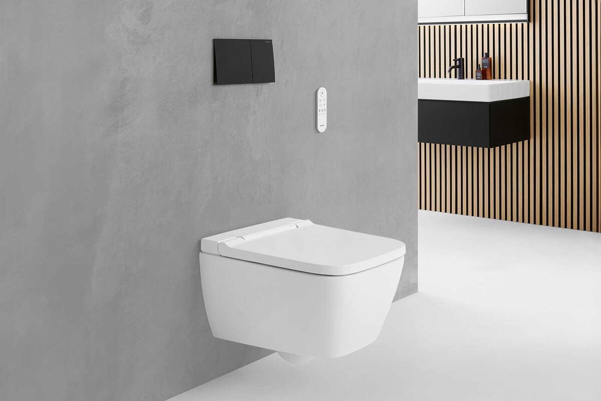 Das Dusch-WC ist neu nicht nur in klassischer runder Form erhältlich, sondern auch in eckiger. Geberit Chef-Designer Christoph Behling erklärt: «Egal ob eckige Duschwanne, eckiger Waschtisch oder der Spiegel – die eckige Form ist omnipräsent.» Geberit Vertriebs AG.