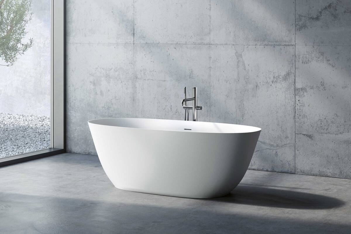 Der Mineralguss ermöglicht das besonders schlanke Design der freistehenden Badewanne «n50». Die matte und samtige Oberfläche fühlt sich angenehm an, ist hygienisch und leicht zu reinigen. Neoro über Reuter.