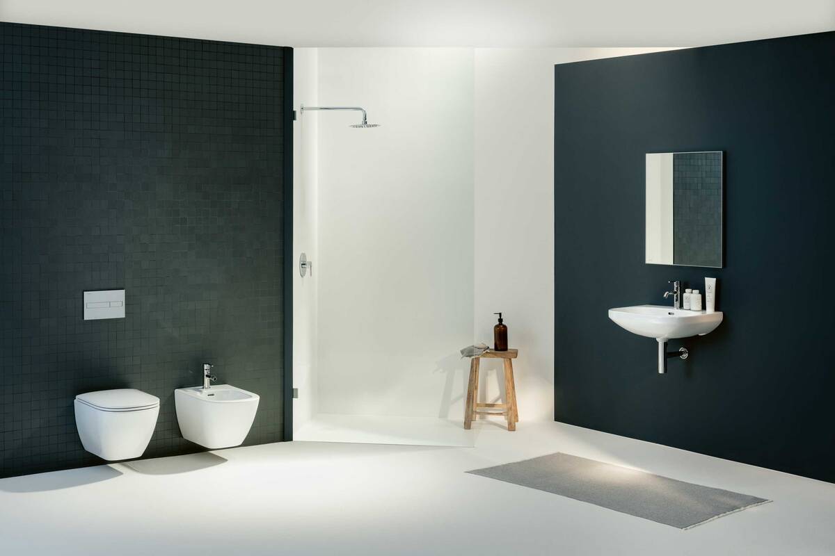 Für das zeitlose Design des Komplettbades «Lua» zeichnet der Designer Toan Nguyen verantwortlich. Alle Modelle stehen auch in den Farben «Manhatten», «Pergamon» und «Bahamabeige» zur Verfügung. Laufen Schweiz AG.