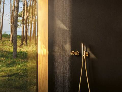Die Natur draussen im Blickfeld, drinnen ein wohltuend warmer Regen, der sanft aus der Kopfbrause herunterprasselt. Pure Wohltat, Wellness- und Luxusfeeling mit dem «2471-061C70 Duschenmischer» mit Regenbrause in brushed Gold. Vola.