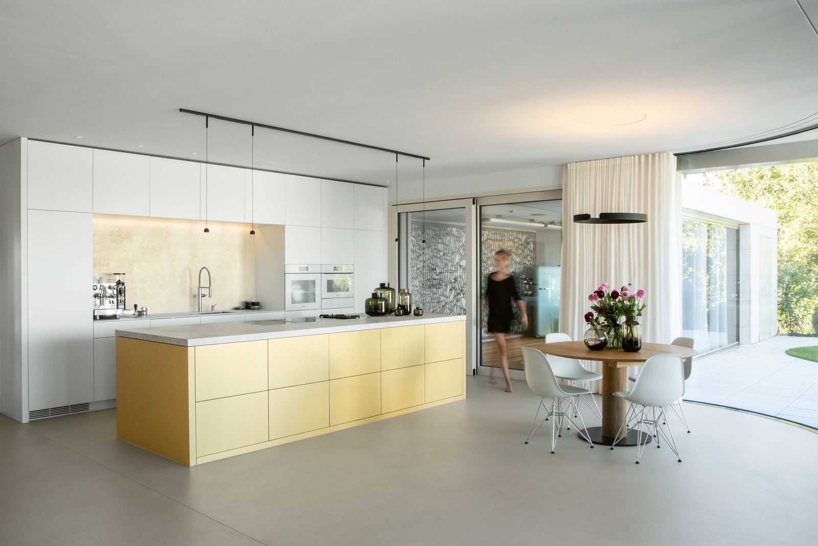 Faszination mit Gold: Die Kücheninsel in Metalic-Look schafft einen perfekten Übergang zu Wohnraum.
