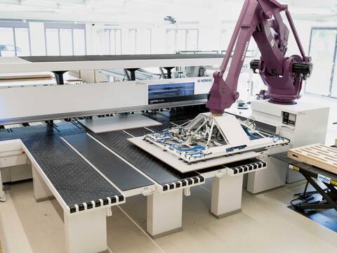 Der Roboter erledigt viele Tätigkeiten effizienter, die Arbeitsplätze sind ergonomischer geworden, und es fallen weniger Holzabfälle an.