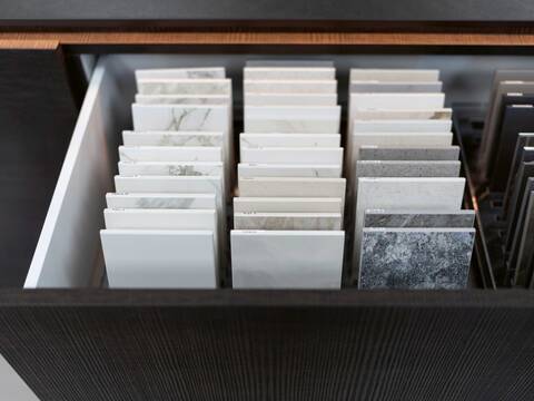Für sämtliche Objekte führt Furrer Küchen eine eigene «Möbelbibliothek». Die einzelnen Werkstücke können individuell angepasst und mit unterschiedlichen Oberflächen versehen werden.