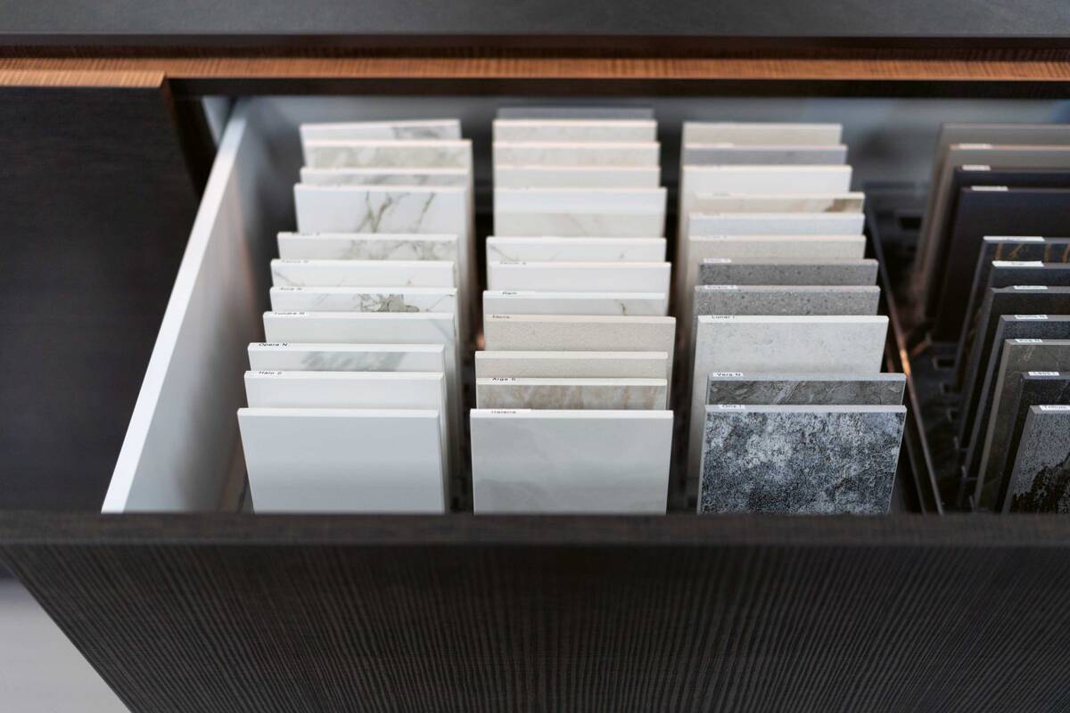 Für sämtliche Objekte führt Furrer Küchen eine eigene «Möbelbibliothek». Die einzelnen Werkstücke können individuell angepasst und mit unterschiedlichen Oberflächen versehen werden.