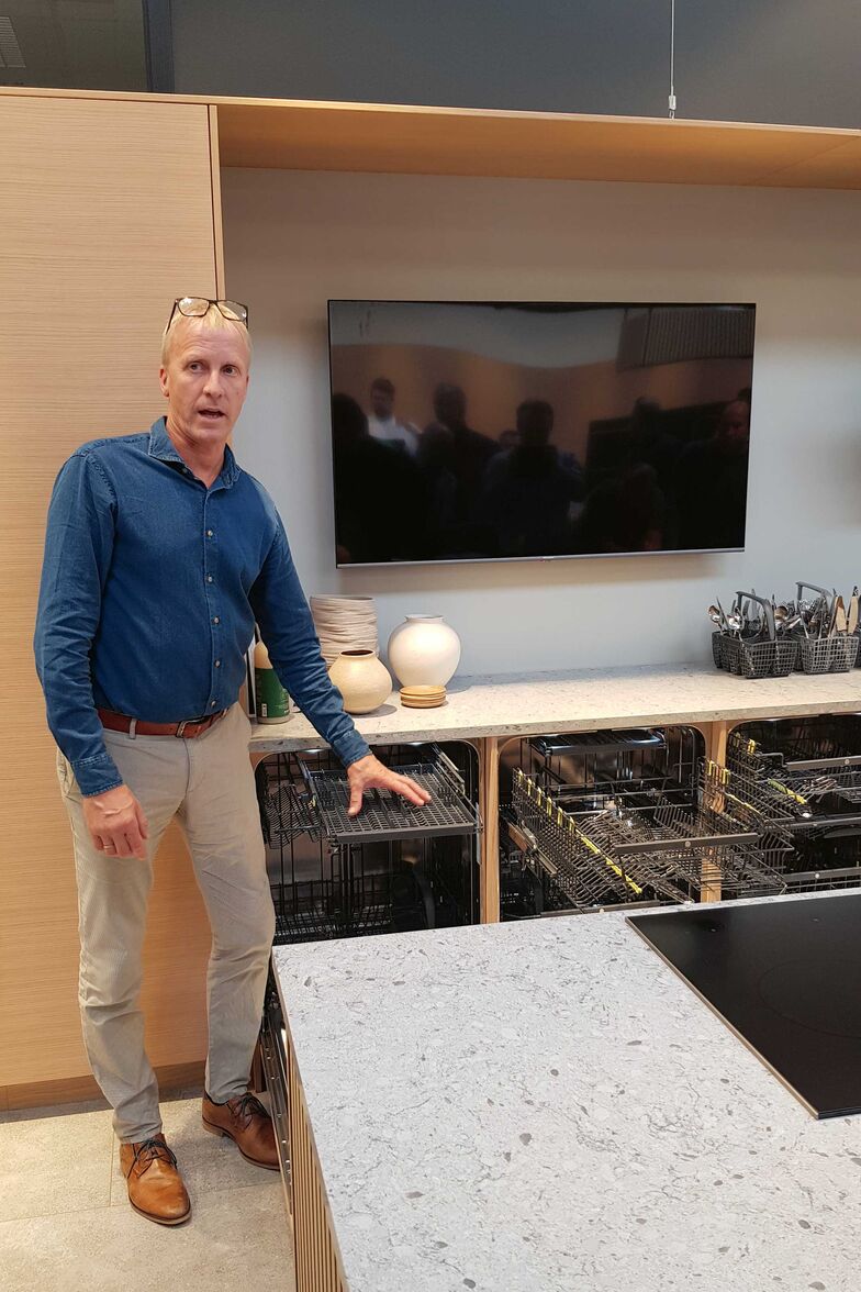 Anschaulich erklärt Ingenieur Stefan Vidjelid die Funktionsweise der Spülmaschine.