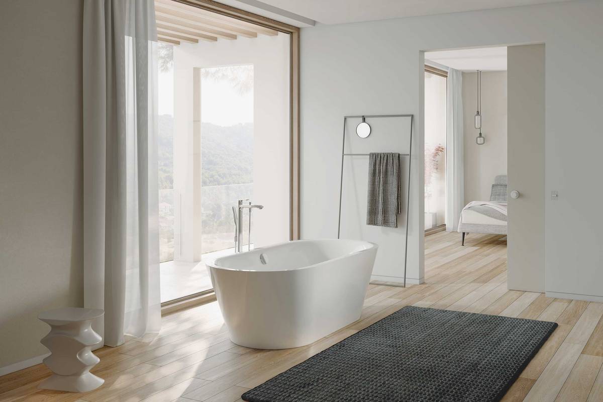 Multi-Talent: Die Funktion «Soundbox» verwandelt die Wanne aus glasiertem Titanstahl in einen einzigartigen Klangkörper, Unterwasserscheinwerfer sorgen für eine Farblichttherapie und die fliessende Innenform bietet dem Körper Entspannung. «Sella Shape» von Wilhelm Schmidlin.