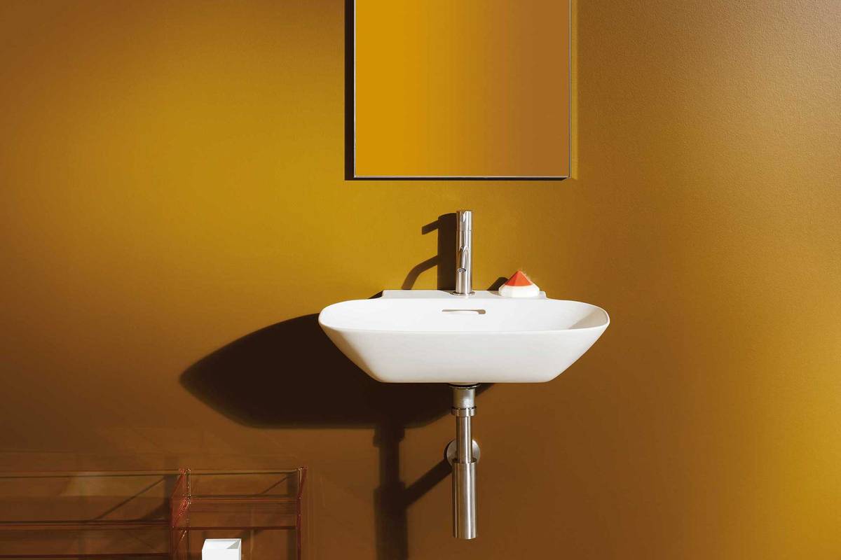 Der französische Designer Toan Nguyen zeichnet für die Badkollektion «Ino» verantwortlich. Die eleganten Objekte überzeugen mit ihrer schlichten Linienführung. Laufen.