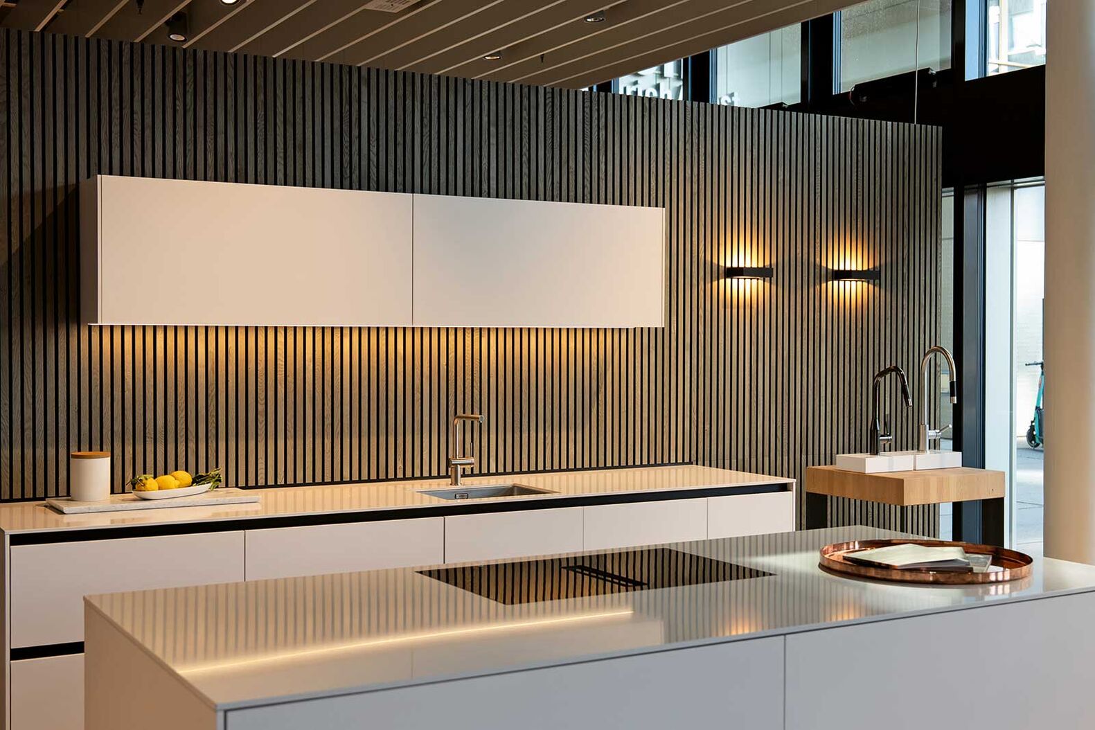 Im Herzen der Schweiz: Die Orea AG spezialisiert sich auf die Einrichtung von hochwertigen, individuellen Küchen und Innenausbau. Sie verfolgt dabei ein einheitliches Wohnkonzept. Die Küchen werden im Herzen der Schweiz in Muotathal produziert. Ein junges und dynamisches Team setzt sich leidenschaftlich für die Planung und Umsetzung aller Projekte ein. Die Showrooms befinden sich an der Pfingstweidstrasse in Zürich sowie an der Stationsstrasse in Rothenburg. Orea AG, www.orea-kuechen.ch