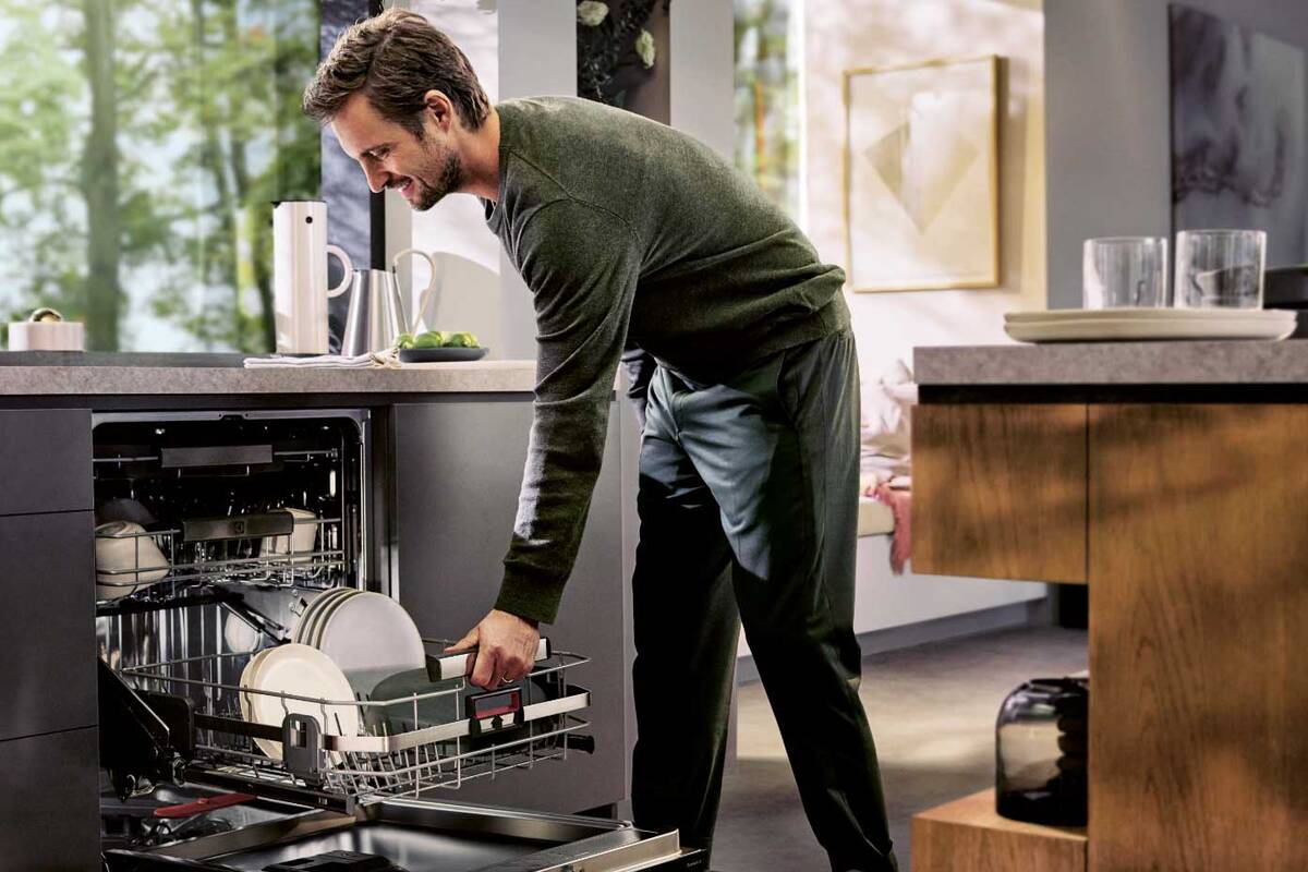 Entgegenkommend: Der «ComfortLift» hebt den Unterkorb auf eine bequeme Arbeitshöhe. Damit wird das Ein- und Ausräumen des Geschirrspülers zu einer rückenfreundlichen Aufgabe. Electrolux.