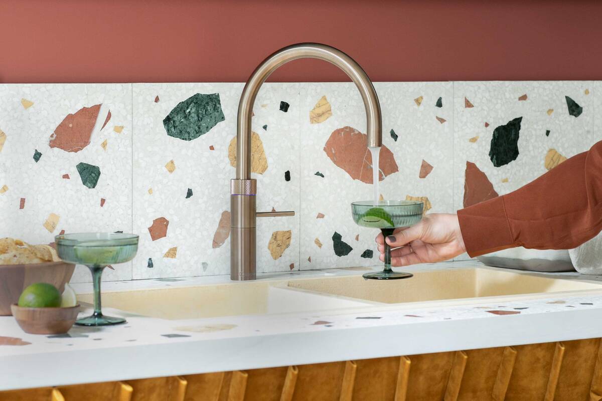 Wie eine gute Flasche Wein wird auch der Kochend-Wasserhahn Quooker in Messing Patina mit der Zeit  immer schöner: Die Patina verändert langsam ihre Farbe und wird stellenweise hell- oder dunkelbraun. Quooker Schweiz AG.