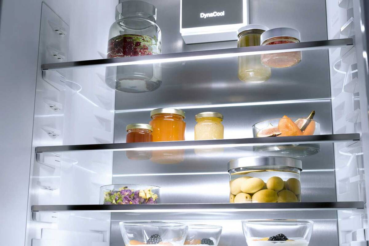 Für helles und blendfreies Licht  im gesamten Innenraum sorgen in die  Glasböden integrierte LEDs. Somit  bleibt auch beim Verstellen der Böden  das Licht gleichmässig verteilt. Miele AG.