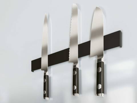 Für den schnellen Griff beim Rüsten:  Die Messerleiste «Element» bietet bis zu  sechs Messern Platz. Das magnetische  Zubehör besteht aus robustem, matt  glasiertem schwarzem Titanstahl. Wilhelm Schmidlin AG.