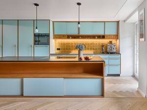 Die hochwertige Küche in der Altstadtwohnung bietet nicht nur ein optisches Highlight: Eine softe Anti-Fingerprint-Front mit Schweizer HPL in Kombination mit einer belegten Echtholzkante macht sie alltagstauglich. Argolite AG.