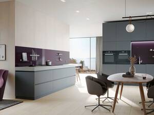 Die auf Mass gefertigten Küchenrückwände aus glasiertem Titanstahl punkten durch praktische Eigenschaften: Sie sind widerstandsfähig, hygienisch und magnetisch. Wilhelm Schmidlin AG.