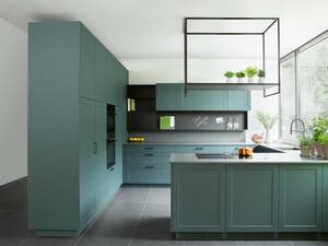 Das Tannengrün interpretiert die Landhausküche neu. Die dunkle, magnetische Regalrückwand verleiht der Küche mehr optische Tiefe. Elbau Küchen AG. Foto: Klaus Andorfer.