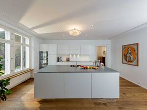 «IceDesign» nennt sich die Chromstahlabdeckung von Suter Inox (www.suter.ch)  mit dem eingeschweissten Becken. Die weissen, leicht glänzenden und grifflosen Fronten machen die Küche edel und zeitlos. Furrer Küchen AG.