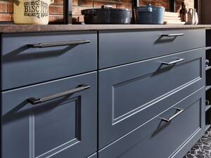 «Fjordblau» nennt sich der edle Ton, der die Landhausserie «Cassino» bereichert. Die Pilaster und Kränze fügen sich harmonisch ein und setzen stilistische Akzente. Fust AG.