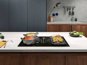 Platz für alle: Die Kochzonen erkennen Töpfe und Pfannen unterschiedlicher Grösse und erschaffen automatisch eine passende Kochfläche. «ComboFlex» mit integriertem Dunstabzug von Electrolux.
