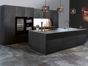 Die Küche beeindruckt durch ihre Grosszügigkeit und eine klare Formensprache. Die Küchenmöbel der Serie «Infinity» werden in Eigenproduktion aus «SWISS-CDF»-Faserplatten hergestellt. Sabag Biel/Bienne.