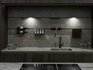 Schwarze Eleganz: Orea steht für die Einrichtung von hochwertigen, individuellen Küchen und einen Innenausbau, der den Fokus auf ein einheitliches Wohnkonzept legt. Orea AG.