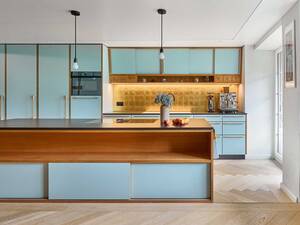 In der Küche wird gekocht, gegessen, gelacht und gelebt. Die Firma Argolite setzt deshalb auf langlebige und pflegeleichte Materialien aus Hochdruck-Laminat (HPL), hier in der Dekorfarbe «395 Wermut» mit einer Anti-Fingerprint Oberflächenstruktur. Argolite AG.