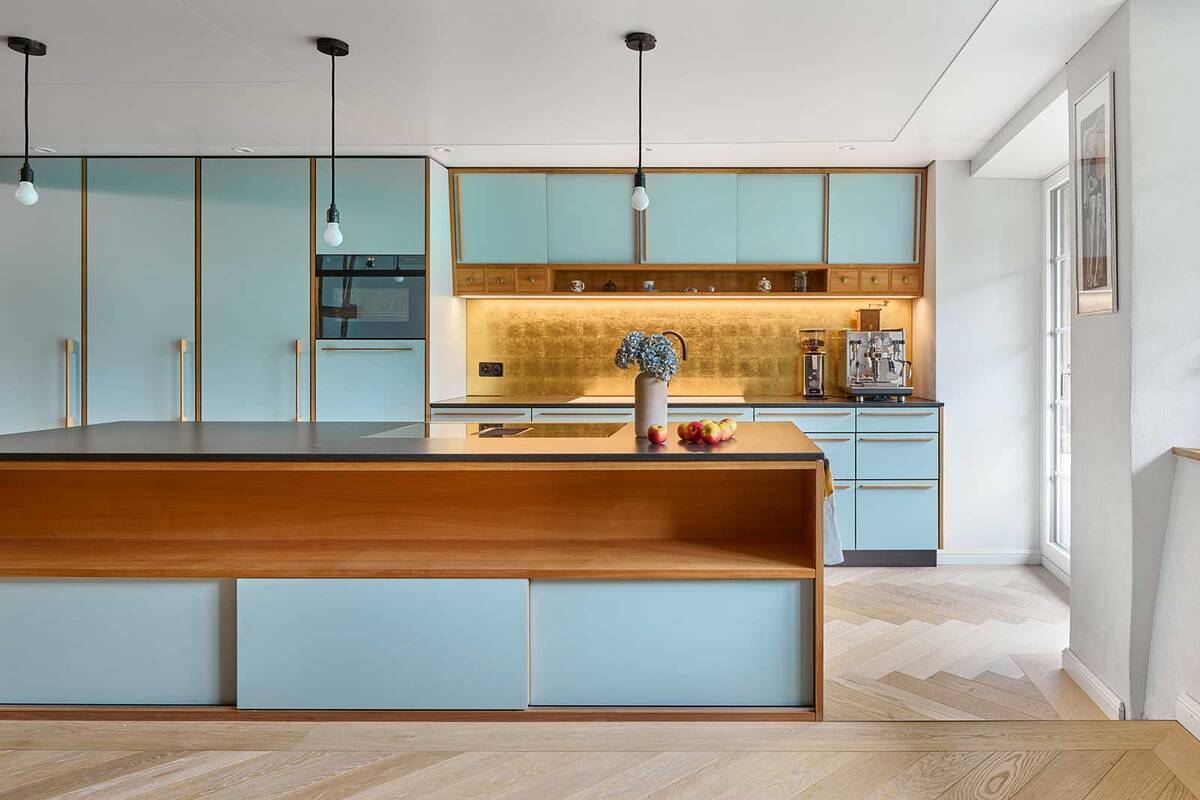 In der Küche wird gekocht, gegessen, gelacht und gelebt. Die Firma Argolite setzt deshalb auf langlebige und pflegeleichte Materialien aus Hochdruck-Laminat (HPL), hier in der Dekorfarbe «395 Wermut» mit einer Anti-Fingerprint Oberflächenstruktur. Argolite AG.