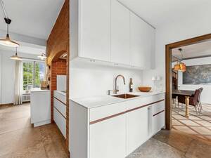 Von der Beratung, Planung bis zur Montage – alles aus einer Hand. Diese Küche mit Griffleisten und Becken in Kupfer und einer Keramikabdeckung liegt in einem alten Herrschaftshaus. Oesch Innenausbau AG.