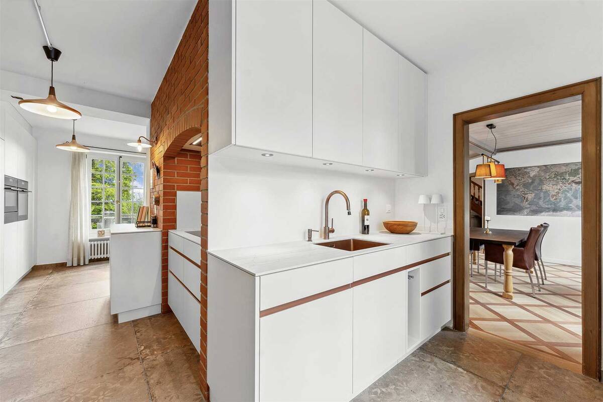 Von der Beratung, Planung bis zur Montage – alles aus einer Hand. Diese Küche mit Griffleisten und Becken in Kupfer und einer Keramikabdeckung liegt in einem alten Herrschaftshaus. Oesch Innenausbau AG.