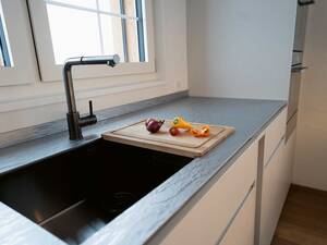 Die Edelstahl-Küchenabdeckung «Wave» beeindruckt durch elegante Optik und ist langlebig, pflegeleicht und hygienisch. Chromtech AG.