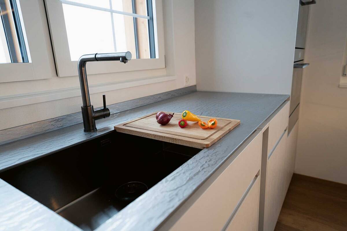 Die Edelstahl-Küchenabdeckung «Wave» beeindruckt durch elegante Optik und ist langlebig, pflegeleicht und hygienisch. Chromtech AG.