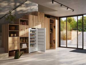 Mit der «BioFresh»-Schublade bleiben Lebensmittel lange frisch. Eine stilvolle Beleuchtung, individuell einstellbare Temperatur und ein sparsamer Stromverbrauch machen die Geräte zum Liebling im Haushalt. Liebherr AG.