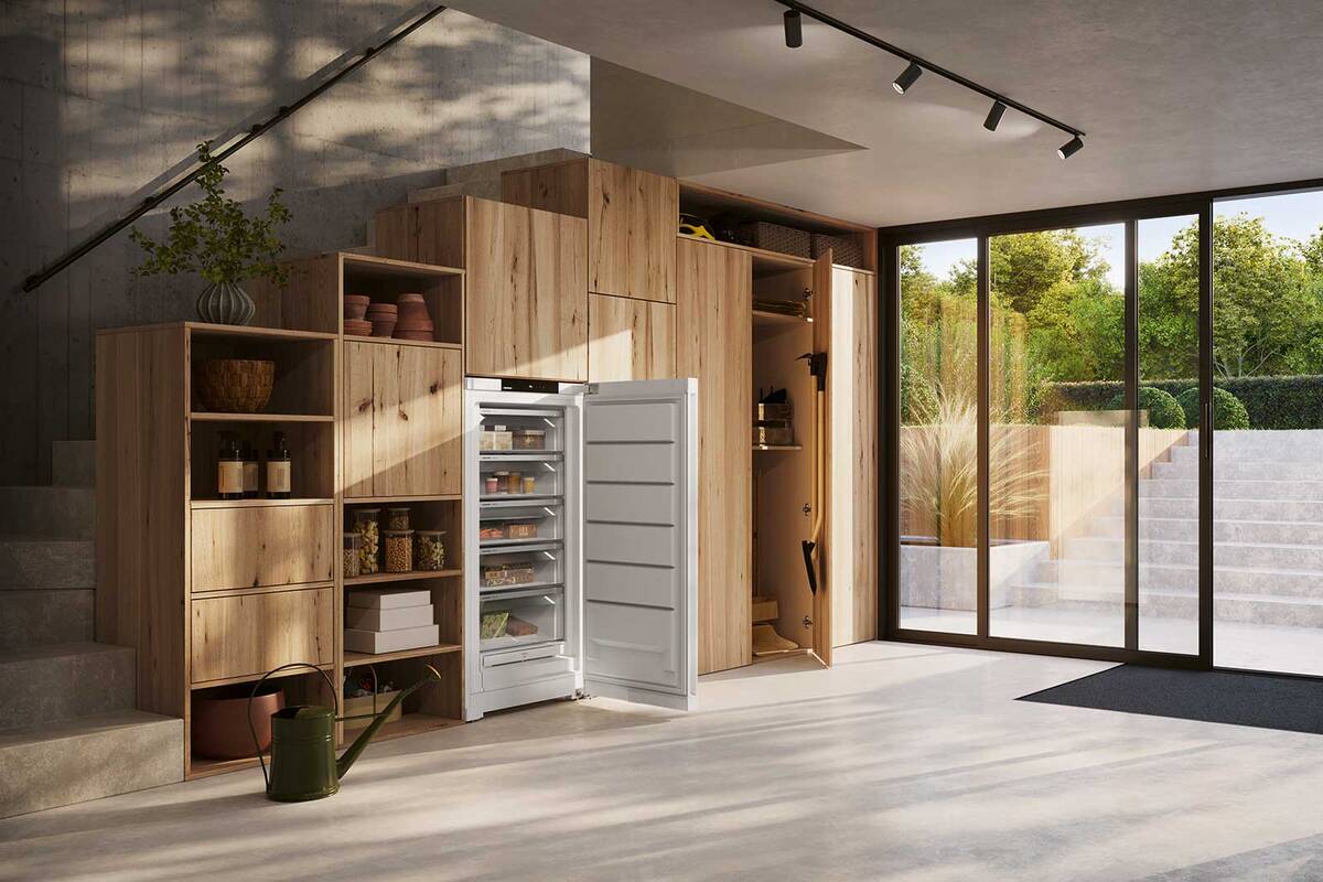 Mit der «BioFresh»-Schublade bleiben Lebensmittel lange frisch. Eine stilvolle Beleuchtung, individuell einstellbare Temperatur und ein sparsamer Stromverbrauch machen die Geräte zum Liebling im Haushalt. Liebherr AG.