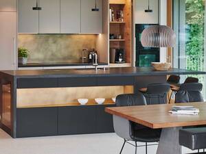 Funktionales Design und langlebige Materialien: Bei Brunner Küchen wird jede Küche individuell auf Hobbyköche angepasst. Die Schubladen bieten genügend Stauraum für kreatives Kochen. Brunner Küchen AG.