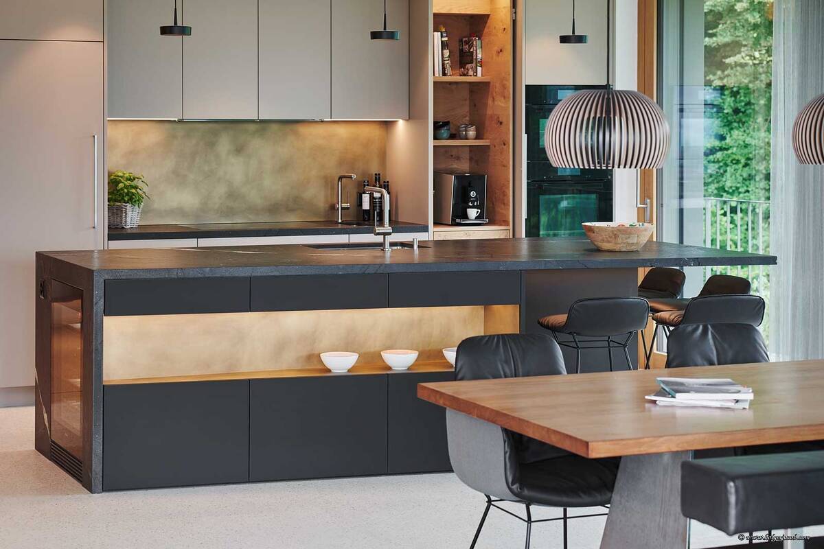 Funktionales Design und langlebige Materialien: Bei Brunner Küchen wird jede Küche individuell auf Hobbyköche angepasst. Die Schubladen bieten genügend Stauraum für kreatives Kochen. Brunner Küchen AG.