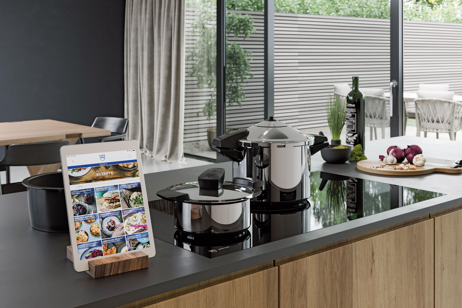 Mit der Rezepte-App und Bluetooth werden auch weniger routinierte Köche schnell zum Meister. Geräte, die miteinander kommunizieren, versprechen ein neues Kocherlebnis. «Guide Cooking« und «Opti-Link», V-Zug. 