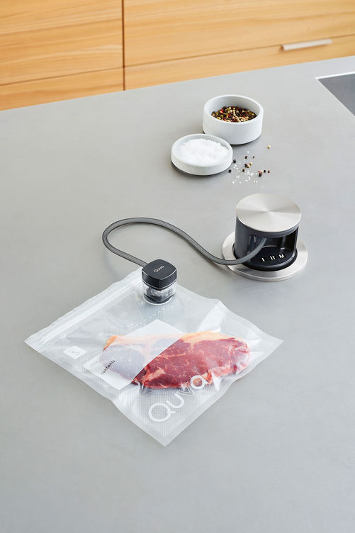 Mit «Quva» bleiben Lebensmittel und fertige zubereitete Speisen bis zu dreimal länger frisch. Das Einbauvakuumiergerät lässt sich elegant in die Arbeitsfläche integrieren. Suter Inox AG.