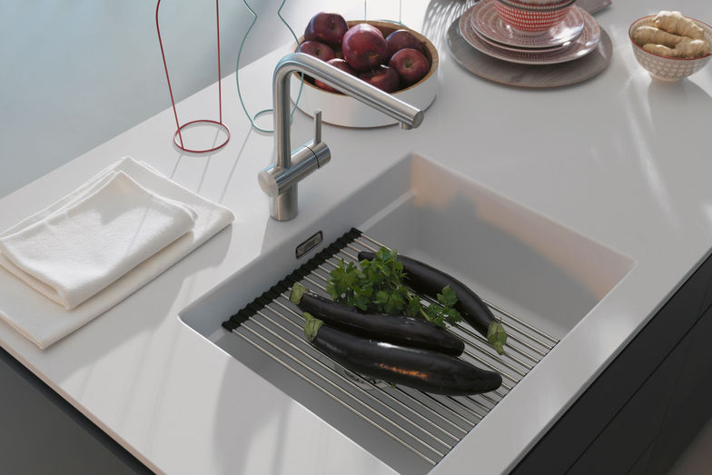 Gerade Linien, dezente Farben und ein verdeckter Ablauf zeichnen das Becken «Kubus 2» aus. Auf einer integrierten Stufe lässt sich eine Rollmatte als Arbeits- oder Abtropffläche legen. Franke Küchentechnik AG.