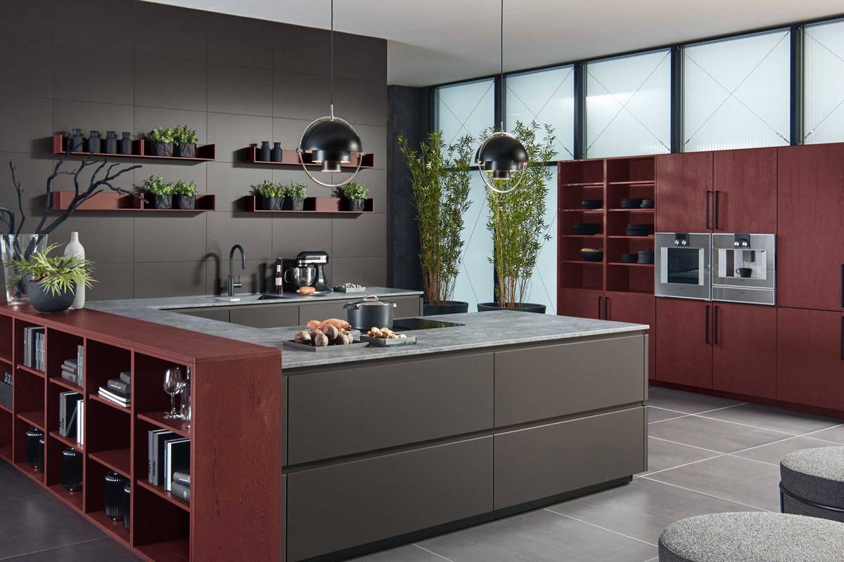 Karminrot trifft auf Grau. Die grifflose und geradlinige Küche «Y-Line» sieht nicht nur elegant aus, sondern ist zudem praktisch: Sie verfügt über eine ergonomische Höhe und eine maximale Stauraumkapazität. Hans Eisenring.