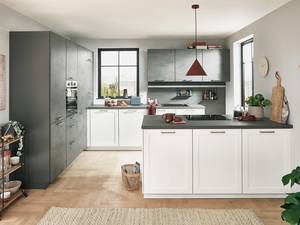 Schnörkellose Wohnlichkeit: Landhaus-Stil und moderner Look werden bei der Küche «Nora» kombiniert. Sie überzeugt mit geradlinigen Sprossentüren, innovativer Beleuchtung und hohen Aufsatzschränken. Fust.