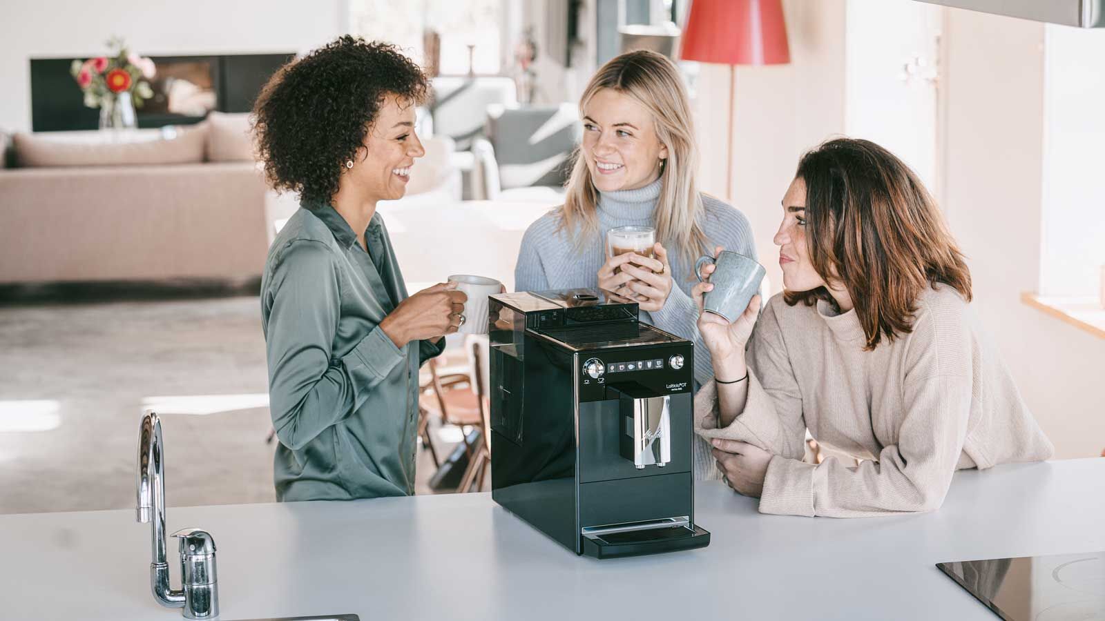Mit dem Kaffeevollautomaten «Latticia OT» lassen sich auf Knopfdruck verschiedenste Kaffeevarianten ganz nach persönlichem Geschmack zubereiten.