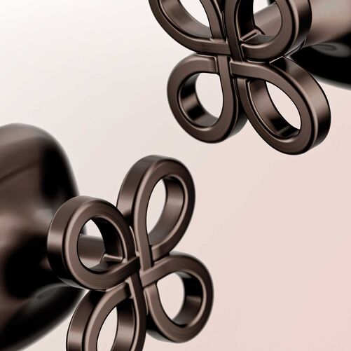 Dornbrachts «Atelier Editions» stehen für handgefertigte Einzelobjekte, die das Design der Armatur als persönliche Aussage verstehen. «The Knot» ist ein solches Beispiel und greift die charakteristische Squircle-Form der «Coya»-Serie auf, eine Geometrie zwischen Kreis und Quadrat mit sanft gerundeten Ecken. Für «The Knot» arbeitete ­Dornbracht mit dem Hongkonger Designstudio AB Concept zusammen: Vorlage war der traditionelle Ruji-Knoten, ein in Asien weitverbreitetes Glückssymbol. Das Ergebnis ist ein Detail mit starker kultureller Referenz. dornbracht.com
