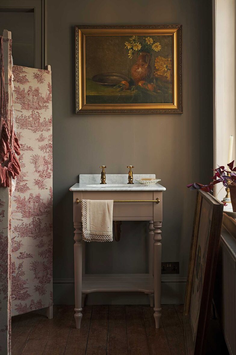 Mit dem «Victorian Washstand» wagt sich Devol erstmals ins Bad. Der englische Hersteller ist bekannt für seine klassisch inspirierten ­Küchen und überträgt seine Formensprache konsequent auf den neuen Waschtisch. Schlanke, gedrechselte Beine, ein niedriges Ablagebord, eine Arbeitsplatte aus Carrara-Marmor und Armaturen in gealtertem Messing bestimmten das Erscheinungsbild. Jedes Stück entsteht in Handarbeit aus nordamerikanischem Hartholz, wählbar in vier Grössen und drei Farben, hier im zarten Princelet Pink. devolkitchens.co.uk