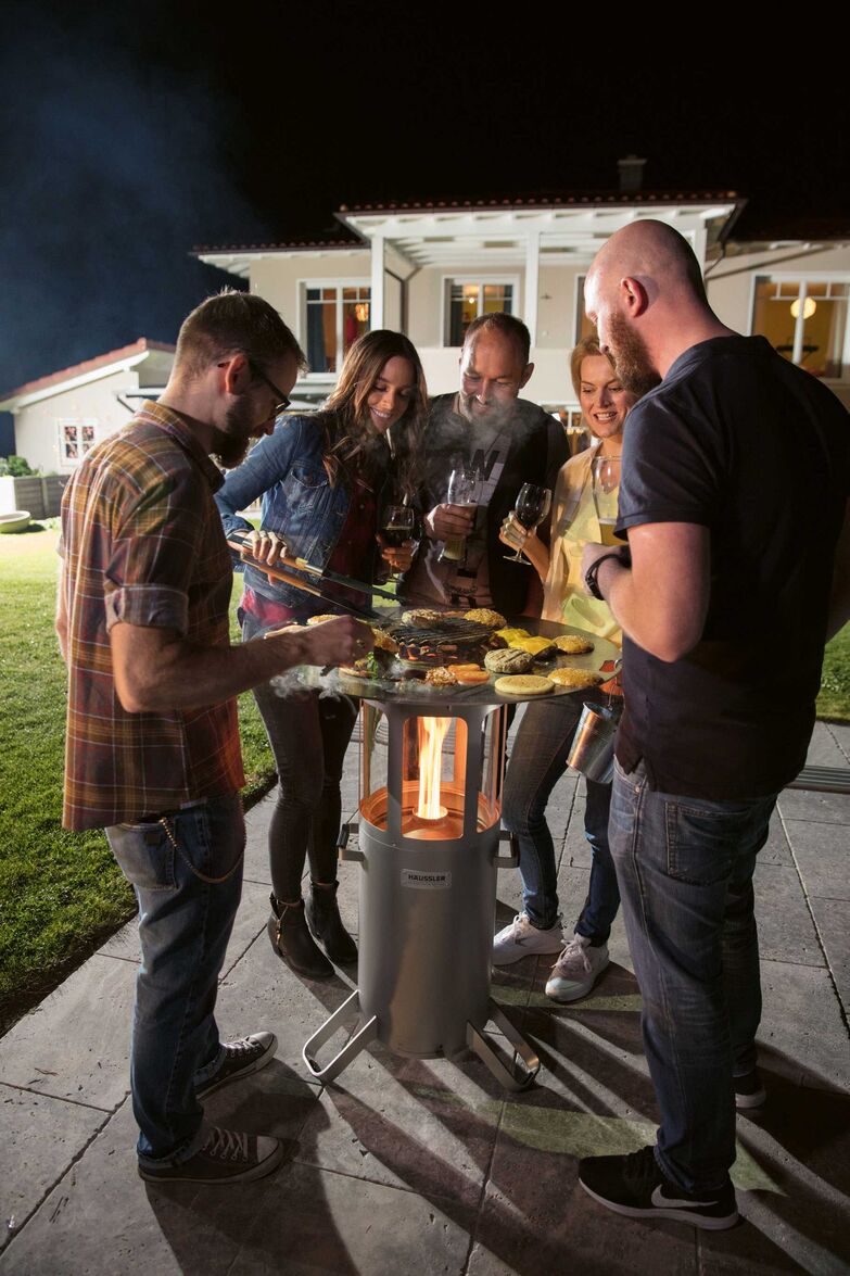 Für gemeinsames Grillvergnügen: Der aus Edelstahl gefertigte Grill wird mit umweltfreundlichen Holzpellets befeuert und ist in wenigen Minuten grillfertig. Nach dem Grillieren dient er als stimmungsvolles Ambientelicht. Häussler über: Hein Feuerkonzepte GmbH.