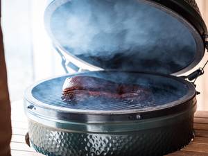 Im Big Green Egg ist die Holzkohle innerhalb von zehn Minuten bereit. Dann kann herrlich im Keramik-Klima gekocht werden mit stetiger Hitzeregulierung. Big Green Egg.