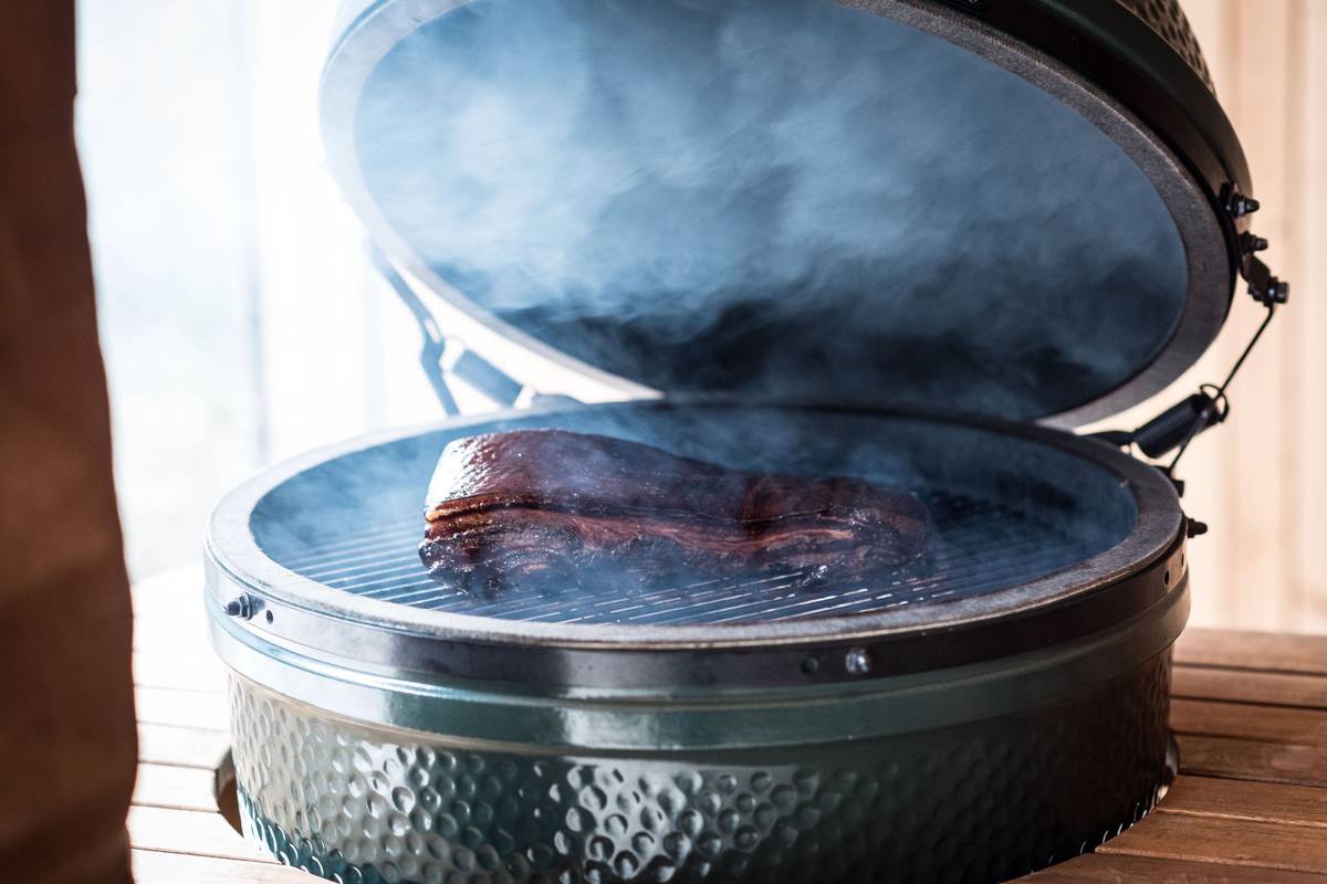 Im Big Green Egg ist die Holzkohle innerhalb von zehn Minuten bereit. Dann kann herrlich im Keramik-Klima gekocht werden mit stetiger Hitzeregulierung. Big Green Egg.
