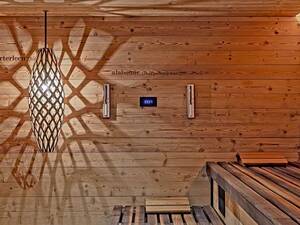 100 Prozent Swiss Made und ganz viel Holz: Bei der Lädrach Holzbau AG gibt es massgefertigtes aus Handarbeit – und das mit 50 Jahren Erfahrung im Saunabau. Darauf hat auch das Vier-Sterne-Hotel Palace in Mürren/BE gesetzt und von dem Familienbetrieb aus Konolfingen den gesamten Wellnessbereich neu bauen lassen. Lädrach Holzbau AG.